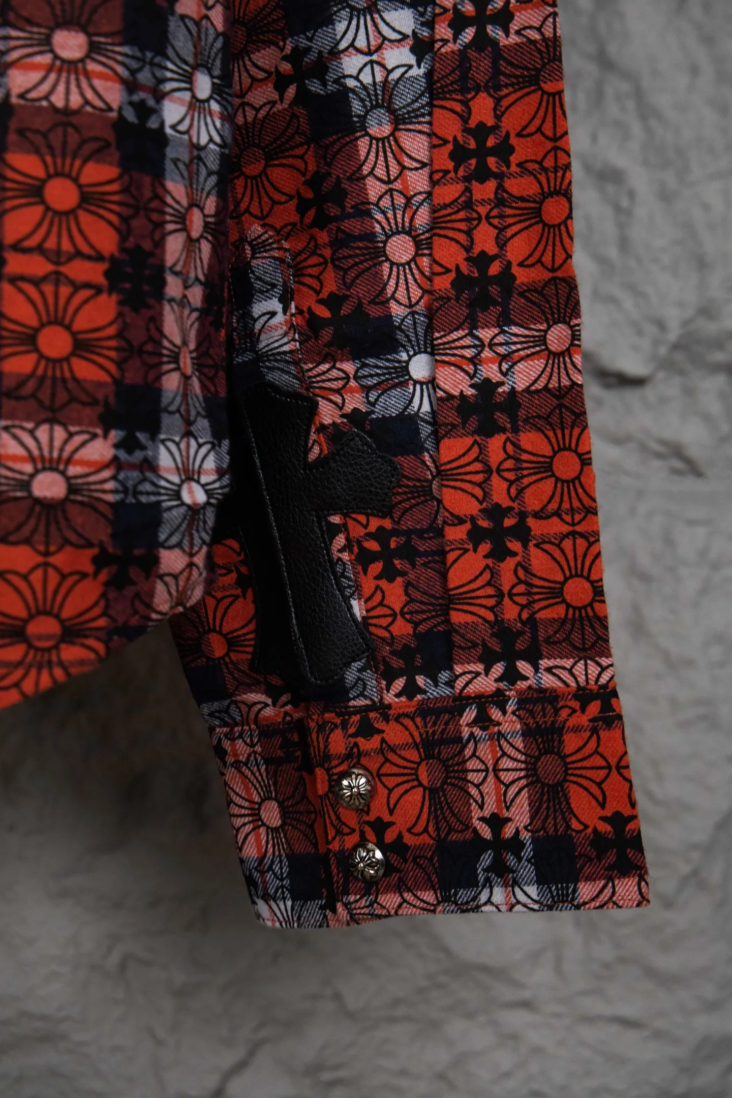 🅿️410 Style No.: M213 (the highest version on the market) Chr*me hea*ts/CH Chloé Heart Label Metal Checkered Shirt Jacket. Original replica Chloé family's unique identity silver buckle cross leather seal, custom-dyed dark pattern brand fabric, high-quality checkered pattern tailoring, cross leather patch splicing at the sleeves, one-sided chest patch pocket design, custom-made high-quality lettering hardware accessories, distressed retro silver buckle, three-dimensional version. The upper body is sassy and handsome. Natural high-street style. Needless to say, the upper body effect is natural. It is at the forefront of the trend. Its vibrant design and versatile attributes can surprise you no matter how you match it!  Size XS S M L